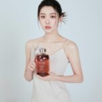 Ally Chiu Instagram - 🫐🍓🫙 讓大家保持最好看的樣貌 同時也兼具身體的健康 這是今年年節禮盒 我的必要標語之一 於是立馬想到多年前合作的【淡果香】 本人我是極度不愛喝水 不愛吃水果的怪人 自從得了Covid後 才又慢慢恢復喝水的習慣 有時候不想也不能喝飲料 但又想喝有不同味道的水 那就非最佳喝水良伴 【淡果香】莫屬 它就是現在很流行的果乾水 天然的果乾 泡10-15分鐘 就可以獲得一瓶顏值與健康兼具的果乾水 近期在調理身體的同時 搭配著綜合野莓果乾水 它是三種莓果 組成 富含花青素 具抗氧化力 感冒的時候就搭配著金桔口味 熱水 補充足夠的水分保持身體代謝 同時兼具生活儀式感 讓健康與氣色更加分 而且多喝水會變白是真的（我自己覺得😌 @naturefruittw #淡果香 #果乾水