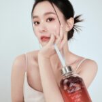 Ally Chiu Instagram - 🫐🍓🫙 讓大家保持最好看的樣貌 同時也兼具身體的健康 這是今年年節禮盒 我的必要標語之一 於是立馬想到多年前合作的【淡果香】 本人我是極度不愛喝水 不愛吃水果的怪人 自從得了Covid後 才又慢慢恢復喝水的習慣 有時候不想也不能喝飲料 但又想喝有不同味道的水 那就非最佳喝水良伴 【淡果香】莫屬 它就是現在很流行的果乾水 天然的果乾 泡10-15分鐘 就可以獲得一瓶顏值與健康兼具的果乾水 近期在調理身體的同時 搭配著綜合野莓果乾水 它是三種莓果 組成 富含花青素 具抗氧化力 感冒的時候就搭配著金桔口味 熱水 補充足夠的水分保持身體代謝 同時兼具生活儀式感 讓健康與氣色更加分 而且多喝水會變白是真的（我自己覺得😌 @naturefruittw #淡果香 #果乾水