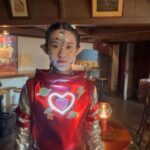 Ally Chiu Instagram - 你 好 我是來自一個叫做愛心星球的公主 我似人非人 喜歡嘗試各種沒見過的美食 我的喜好都呈現在我的心上 當我感受到愉悅時 我便會亮起燈來 語畢 @we_are_831 《愛了愛了》聽起來好嗎😌！！！ 新型愛心你們都學起來了嗎？ 沒錯沒錯我又跳舞了🤓