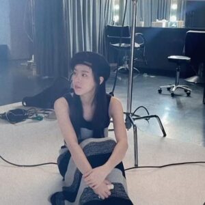 Ally Chiu Instagram - 🎬
跟一群漂亮帥氣又認真的寶貝們

《#那些你不知道的我》 
期待與你們見面🫶🏻❤️