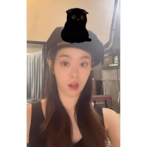 Ally Chiu Instagram - 🎬
跟一群漂亮帥氣又認真的寶貝們

《#那些你不知道的我》 
期待與你們見面🫶🏻❤️