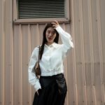 Ally Chiu Instagram - 🔖💡🤎🐻 近期在脆上探討的問題 有時候 提出 討論 聊著聊著 答案自然就浮現了 如何被定義 或不被定義 我想這始終不會有明確答案 很感謝這些貌似的標籤 讓我們去審思 如何在這上面去加分 讓它更不同 不忘學習 不忘自身的目標 誰說不可以很多元（？對吧 謝謝我如此會拍照的新朋朋 @phoebepow 請支持 @letmebeme_official