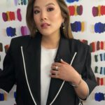 Ally Maki Instagram – bts with my amazing team (and bb girl 🙃) for @kellyclarksonshow. An absolute highlight of this entire trip was meeting one of Kelly’s sweet staffers who wore @asianamericangirlclub to the taping (slide 4). It’s moments like these that make my day! 
⁣
Styled x @cristinaehrlich 
@meg_galvin 
Wearing x @anonlychild 
Glam x @seijinyc @gitabass 
@teamid @kawachouttt @rscapellan @daniel_billington @alliemillette 
#TEAMAAGC