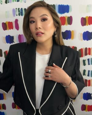 Ally Maki Instagram - bts with my amazing team (and bb girl 🙃) for @kellyclarksonshow. An absolute highlight of this entire trip was meeting one of Kelly’s sweet staffers who wore @asianamericangirlclub to the taping (slide 4). It’s moments like these that make my day! 
⁣
Styled x @cristinaehrlich 
@meg_galvin 
Wearing x @anonlychild 
Glam x @seijinyc @gitabass 
@teamid @kawachouttt @rscapellan @daniel_billington @alliemillette 
#TEAMAAGC