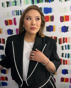 Ally Maki Instagram - bts with my amazing team (and bb girl 🙃) for @kellyclarksonshow. An absolute highlight of this entire trip was meeting one of Kelly’s sweet staffers who wore @asianamericangirlclub to the taping (slide 4). It’s moments like these that make my day! 
⁣
Styled x @cristinaehrlich 
@meg_galvin 
Wearing x @anonlychild 
Glam x @seijinyc @gitabass 
@teamid @kawachouttt @rscapellan @daniel_billington @alliemillette 
#TEAMAAGC