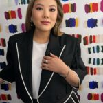 Ally Maki Instagram - bts with my amazing team (and bb girl 🙃) for @kellyclarksonshow. An absolute highlight of this entire trip was meeting one of Kelly’s sweet staffers who wore @asianamericangirlclub to the taping (slide 4). It’s moments like these that make my day! ⁣ Styled x @cristinaehrlich @meg_galvin Wearing x @anonlychild Glam x @seijinyc @gitabass @teamid @kawachouttt @rscapellan @daniel_billington @alliemillette #TEAMAAGC