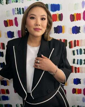 Ally Maki Instagram - bts with my amazing team (and bb girl 🙃) for @kellyclarksonshow. An absolute highlight of this entire trip was meeting one of Kelly’s sweet staffers who wore @asianamericangirlclub to the taping (slide 4). It’s moments like these that make my day! 
⁣
Styled x @cristinaehrlich 
@meg_galvin 
Wearing x @anonlychild 
Glam x @seijinyc @gitabass 
@teamid @kawachouttt @rscapellan @daniel_billington @alliemillette 
#TEAMAAGC