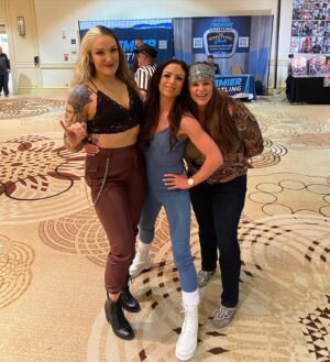 Allysin Kay Instagram - We were thisssss🤌🏼close to a Slugs reunion pic, just missing @chelseaagreen 😭

Thank you @officialwrestlecon! Meeting fans, getting to put Twitch handles to faces, and reuniting with friends that I haven’t seen in YEARS is what makes the chaos of these weekends worth it 🖤

I also live streamed Day 2 on my Twitch - You can still watch the replay! (Link in stories & bio)

10 pics is not enough to share everything from this weekend, so the rest are going on my Patreon for now.

Thank you, Philly!