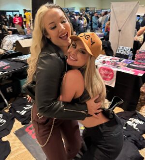 Allysin Kay Instagram - We were thisssss🤌🏼close to a Slugs reunion pic, just missing @chelseaagreen 😭

Thank you @officialwrestlecon! Meeting fans, getting to put Twitch handles to faces, and reuniting with friends that I haven’t seen in YEARS is what makes the chaos of these weekends worth it 🖤

I also live streamed Day 2 on my Twitch - You can still watch the replay! (Link in stories & bio)

10 pics is not enough to share everything from this weekend, so the rest are going on my Patreon for now.

Thank you, Philly!