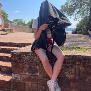 Alma Jodorowsky Instagram - Fin de tournage pour « L’Aînée », mon premier court-métrage 🦋🔥 MERCI à toute l’équipe incroyable de m’avoir si bien entourée pour raconter cette histoire. J’ai beaucoup de chance ♥️ @marinealaric @lesfilmsvelvet @julia_mingo_dop @lou.rech @mariefouche21 @leaforessst @coline__cdt @jennifergabrielle28 @mdlilia @dolgarinalaar @nalicoco @mathbordat … 
Très très hâte de la suite !