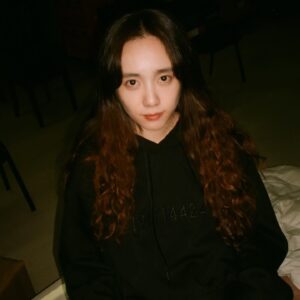 Alma Kwok Instagram - 大家，龍年快樂🐉
我完全沒有想過自己是昨天工作到凌晨到今天早上繼續工作，實在是非常擔心演出，然後就生病了。很久沒有試過發高燒，從來未試過這樣瘋狂，大家為了為了不想傳染家人，初一也回來一起準備演出。

我們推出了一些Merch「幫補家計」，數量不是很多，大家有興趣可以看看，還有一些眼利的觀眾發現了旺角的街頭出現了一些神秘現象，感謝你們的返圖，雖然門票一早已經售罄，不過仍是非常想多謝你們一直以來的支持！（鞠躬）

還有非常感謝新年仍繼續與我一起戰鬥的夥伴們。

祝 事事順利 萬事如意

#郭爾君
