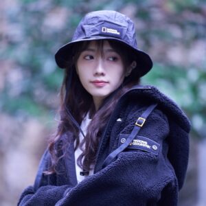 Alma Kwok Instagram - 天氣轉涼，National Geographic Apparel 嘅秋冬系列將功能性融入時尚穿搭，暖住型🖤🌟

#COSTONI抓毛絨拉鏈外套 
#採用舒適保暖嘅高密度絨毛
#配以簡約設計為日常造型增添層次感

@natgeostore_hk
#NG_LikeTheWayIAm
#WearNatGeo