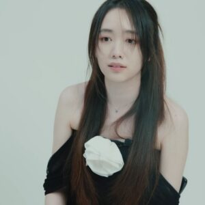 Alma Kwok Instagram - #ImperfectSoul 「擁有拒絕的勇氣後，要信就信到底。」── 郭爾君Alma

上次和 Alma 見面，已是三年前拾陸比玖的群訪，她笑說還記得那天的採訪排得密麻，而我亦對那只能在拍攝間隙偷空吃點東西的演員日常感到記憶猶深。至於這次，我們約在晚上碰面，而眼前的她，仍舊是當初印象中那個既認真又有想法的郭爾君。拍攝一直持續到凌晨兩點，肉體疲累，但對久違的熱血感覺不壞。

「我從來不覺得自己有得到過些甚麼，或是失去了些甚麼，所以我很少後悔的。」她認為得失心只是對自己的一種誤解，以她自己為例，得失心其實並不真的是對得失執著，而是一種自我厭惡。「所謂的得失心，只是當自己做得不好，或者處於劣勢的時候，給自己一個情緒發洩的出口而已。」數算著別人有甚麼而自己沒有甚麼，自己得到了什麼而又失去了什麼，這些其實都只是籍口，講到底都不過是源於討厭自己，對自己不滿意。「我覺得痛苦從來都不是因為甚麼性格缺陷或是特質所導致，而是有很大部份來自於你接不接受你自己。」當一個人願意接納自己，自然就不會那樣容易被外界所影響了，因為你的內心已經足夠強大。

完整文章請點擊bio link，或瀏覽 Facebook 專頁及 imperfectmag.com。
-
featuring @alma.meow 
photo by @ssamtso , assisted by @chyeung_ 
video by @henryyyeung
make-up by @alma.meow 
hair by @joeglitz105 
interview by @jausiu
styling by @antonnmak 
produced by @rubyrubymerry

#imperfect_mag #一切因感情過剩而起 #我得到的和你失去的 #郭爾君 #448psychosis #SarahKane #swarovski #shiatzychenhk