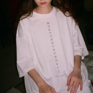 Alma Kwok Instagram - 大家，龍年快樂🐉
我完全沒有想過自己是昨天工作到凌晨到今天早上繼續工作，實在是非常擔心演出，然後就生病了。很久沒有試過發高燒，從來未試過這樣瘋狂，大家為了為了不想傳染家人，初一也回來一起準備演出。

我們推出了一些Merch「幫補家計」，數量不是很多，大家有興趣可以看看，還有一些眼利的觀眾發現了旺角的街頭出現了一些神秘現象，感謝你們的返圖，雖然門票一早已經售罄，不過仍是非常想多謝你們一直以來的支持！（鞠躬）

還有非常感謝新年仍繼續與我一起戰鬥的夥伴們。

祝 事事順利 萬事如意

#郭爾君