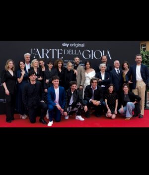 Alma Noce Instagram - L’Arte Della Gioia di Valeria Golino è al cinema… 
Ed è stupefacente. 
La seconda parte sarà in sala dal 13 giugno. 

Buon viaggio a tutti ❤️

@htfilm @visionfilmdistribution 

Look @emporioarmani 
Pochette & shoes @rogervivier 
Hair& make up @mickmanca_makeup @simonebelliagency
Press @dicarlorella