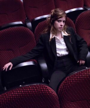 Alma Noce Instagram - Sono felicissima di essere stata a Barcellona con il @mostra_cinema_italiano_bcn 
a presentare La ragazza Ha Volato di Wilma Labate. 
Un film intimassimo e piccolo che parla in modo molto silenzioso di un’argomento enorme. È un silenzio che sfonda i timpani, com’è giusto che sia.
Ho trovato in sala un pubblico stupendo che ha voluto parlare con me per più di un’ora e finalmente di silenzio non c’è n’era più. 
C’erano domande, scambi di idee, riflessioni. Il cinema è bello perché riunisce, perché fa pensare. 
Ero a disagio, non sono una persona che ama parlare davanti a un pubblico ed ero tormentata perché non capivo come mai io stavo lì e gli altri stavano la. 
Io senza mascherina e loro con. 
Che strano privilegio che mi è stato dato. 
Mi sono sempre sentita un po’ un piccione viaggiatore senza proprietario, ma che messaggio porto?  E quando è ora di tornare a casa, dov’è casa?
Questo ancora non lo so, ma sono di recente arrivata a capire di essere fortunata, di avere davvero una grandissima fortuna. Fondamentalmente la mia unica sfortuna è di stata di aver sempre pensato d’esser sfortunata. 

Tornando a noi, sono qui per ringraziare tutti quelli che hanno ancora voglia di parlarsi faccia a faccia, anche se in faccia non ci si vede più. Grazie!

Foto di @pietrobertora