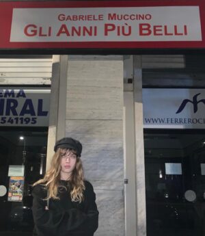 Alma Noce Instagram - Il cinema è il luogo dei sogni. 
Ma sono due anni che sopra l’entrata dell’Admiral che prima ogni giorno era aperta come la grande bocca affamata di una balena, in cui piccole grandi anime entravano per godere dei sogni altrui, c’è lo stesso titolo.
La bocca della balena si è chiusa. È serrata.
La balena è morta. 
È rimasta impiglia nelle grandi catene del tempo. 
È rimasta sola, senza compagnie, senza storie. 
Chissà, forse ore le sale sono diventate casa di qualche fantasma che ancora aspetta una proiezione che mai incomincerà.
Il paragone balena e cinema farà strano ad alcuni, ma permettetemi di spiegare.
Il mio film preferito quand’ero bambina era La Ragazza Delle Balene, ricordo sensazioni fortissime ed emozioni più grandi di me. 
Ricordo la voglia di aggrapparmi sulla schiena della balena e trovare con lei le forze per scomparire nelle profondità del mare e tornare a casa.
Ora il cinema lo vedo un po’ come una di quelle balene che s’erano arenate su una spiaggia neo zelandese, incapaci di rincominciare da sole a nuotare e ritornare a casa nell’enorme abisso del mare. 
E il mare non è altro che un sogno. 
È leggenda, è storia è casa. Il mare è impossibile.
Tutto viene da lì.

È sempre più difficile sognare.
Dobbiamo riaccendere la luce.