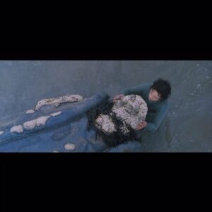 Alma Noce Instagram - Il cinema è il luogo dei sogni. 
Ma sono due anni che sopra l’entrata dell’Admiral che prima ogni giorno era aperta come la grande bocca affamata di una balena, in cui piccole grandi anime entravano per godere dei sogni altrui, c’è lo stesso titolo.
La bocca della balena si è chiusa. È serrata.
La balena è morta. 
È rimasta impiglia nelle grandi catene del tempo. 
È rimasta sola, senza compagnie, senza storie. 
Chissà, forse ore le sale sono diventate casa di qualche fantasma che ancora aspetta una proiezione che mai incomincerà.
Il paragone balena e cinema farà strano ad alcuni, ma permettetemi di spiegare.
Il mio film preferito quand’ero bambina era La Ragazza Delle Balene, ricordo sensazioni fortissime ed emozioni più grandi di me. 
Ricordo la voglia di aggrapparmi sulla schiena della balena e trovare con lei le forze per scomparire nelle profondità del mare e tornare a casa.
Ora il cinema lo vedo un po’ come una di quelle balene che s’erano arenate su una spiaggia neo zelandese, incapaci di rincominciare da sole a nuotare e ritornare a casa nell’enorme abisso del mare. 
E il mare non è altro che un sogno. 
È leggenda, è storia è casa. Il mare è impossibile.
Tutto viene da lì.

È sempre più difficile sognare.
Dobbiamo riaccendere la luce.
