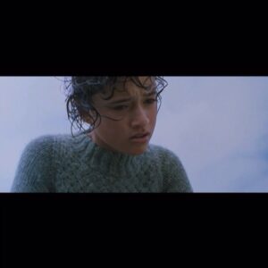 Alma Noce Instagram - Il cinema è il luogo dei sogni. 
Ma sono due anni che sopra l’entrata dell’Admiral che prima ogni giorno era aperta come la grande bocca affamata di una balena, in cui piccole grandi anime entravano per godere dei sogni altrui, c’è lo stesso titolo.
La bocca della balena si è chiusa. È serrata.
La balena è morta. 
È rimasta impiglia nelle grandi catene del tempo. 
È rimasta sola, senza compagnie, senza storie. 
Chissà, forse ore le sale sono diventate casa di qualche fantasma che ancora aspetta una proiezione che mai incomincerà.
Il paragone balena e cinema farà strano ad alcuni, ma permettetemi di spiegare.
Il mio film preferito quand’ero bambina era La Ragazza Delle Balene, ricordo sensazioni fortissime ed emozioni più grandi di me. 
Ricordo la voglia di aggrapparmi sulla schiena della balena e trovare con lei le forze per scomparire nelle profondità del mare e tornare a casa.
Ora il cinema lo vedo un po’ come una di quelle balene che s’erano arenate su una spiaggia neo zelandese, incapaci di rincominciare da sole a nuotare e ritornare a casa nell’enorme abisso del mare. 
E il mare non è altro che un sogno. 
È leggenda, è storia è casa. Il mare è impossibile.
Tutto viene da lì.

È sempre più difficile sognare.
Dobbiamo riaccendere la luce.