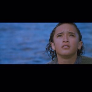 Alma Noce Instagram - Il cinema è il luogo dei sogni. 
Ma sono due anni che sopra l’entrata dell’Admiral che prima ogni giorno era aperta come la grande bocca affamata di una balena, in cui piccole grandi anime entravano per godere dei sogni altrui, c’è lo stesso titolo.
La bocca della balena si è chiusa. È serrata.
La balena è morta. 
È rimasta impiglia nelle grandi catene del tempo. 
È rimasta sola, senza compagnie, senza storie. 
Chissà, forse ore le sale sono diventate casa di qualche fantasma che ancora aspetta una proiezione che mai incomincerà.
Il paragone balena e cinema farà strano ad alcuni, ma permettetemi di spiegare.
Il mio film preferito quand’ero bambina era La Ragazza Delle Balene, ricordo sensazioni fortissime ed emozioni più grandi di me. 
Ricordo la voglia di aggrapparmi sulla schiena della balena e trovare con lei le forze per scomparire nelle profondità del mare e tornare a casa.
Ora il cinema lo vedo un po’ come una di quelle balene che s’erano arenate su una spiaggia neo zelandese, incapaci di rincominciare da sole a nuotare e ritornare a casa nell’enorme abisso del mare. 
E il mare non è altro che un sogno. 
È leggenda, è storia è casa. Il mare è impossibile.
Tutto viene da lì.

È sempre più difficile sognare.
Dobbiamo riaccendere la luce.