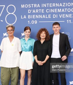 Alma Noce Instagram - Che emozione enorme presentare “La Ragazza Ha Volato” alla 78 edizione del Festival del Cinema di Venezia.  Grazie a tutti!! ❤️❤️❤️
@labiennale 

@giorgioarmani 
@armanibeauty 
@tiffanyandco

Hair; @gaudino_maurizio 
Make-up; @dodi_make_up