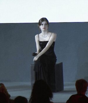 Alma Noce Instagram - Che emozione enorme presentare “La Ragazza Ha Volato” alla 78 edizione del Festival del Cinema di Venezia.  Grazie a tutti!! ❤️❤️❤️
@labiennale 

@giorgioarmani 
@armanibeauty 
@tiffanyandco

Hair; @gaudino_maurizio 
Make-up; @dodi_make_up