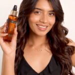 Alma Hussein Instagram - #ad Embracing Ananya Pandey’s chic vibes while adding my signature shine with TRESemmé Gloss Ultimate Serum! 💁‍♀️ How close did I get? Rate my recreated style out of 10 below! #TRESemme #GlossUltimate #HairGoals #GlossyGlam #HairSerum #Hairstyling #StylingHair #Goodhairdays