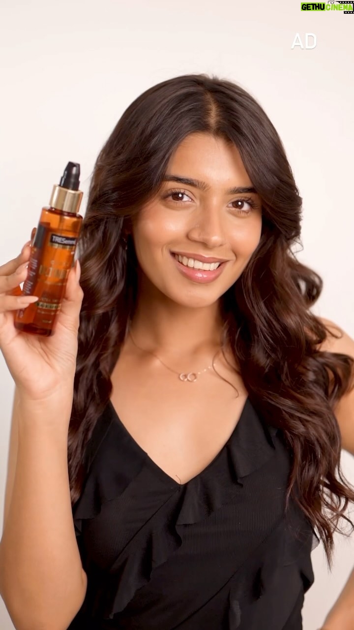 Alma Hussein Instagram - #ad Embracing Ananya Pandey’s chic vibes while adding my signature shine with TRESemmé Gloss Ultimate Serum! 💁♀️ How close did I get? Rate my recreated style out of 10 below! #TRESemme #GlossUltimate #HairGoals #GlossyGlam #HairSerum #Hairstyling #StylingHair #Goodhairdays