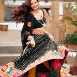 Alma Hussein Instagram – Banaras ki aesthetics>
I was supposed to post this reel long back but but it’s never too late>
Outfit details:
Blouse – stitched from scratch 
Lahenga – local lahenga from Borivali 

Jewellery details:
All bangles – Bandra Linking Road ( ₹150 each)
Earrings- Lokhandwala ( ₹200 approximately)

#explore#explorepage#exploremore#recommended#trend#trending#reels