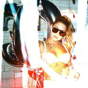 Almila Bağrıaçık Instagram - THE WEEKEND HAS ARRIVED. 
ENJOY!
art by @beau.films 🙏
birthday cake by @whiteandroseberlin 🌸
#dirtythirty #weekend #90skid #lasvegasstrip #rooftopparty