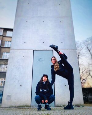 Almila Bağrıaçık Instagram - WE DON’T SWEAT, WE SPARKLE 🤟💫

Seit dem 03.02.21 trainiere ich jetzt mit @this.is.dany und jeder Tag ist ein Geschenk! 
Mein Selbstwertgefühl macht Loopings überm Tower! 

#peaceupatowndown #mybodymychoice