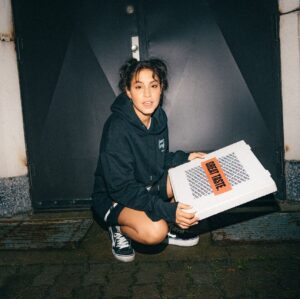 Almila Bağrıaçık Instagram - with great taste 
comes great responsibility 🤘

Photo by @robertschlesinger 
Hoddie by @fog.berlin 

#alwayshungry #streetcat #taste #berlinfood
