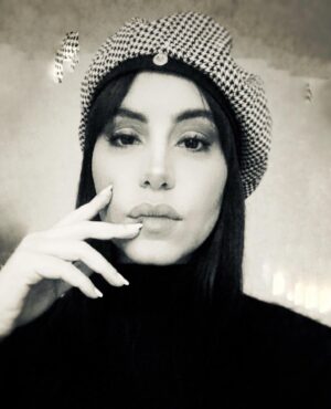 Almila Bağrıaçık Instagram - MOOD OF THE DAY 

everything in this moment is on purpose - pose pure - ⚡️

#onpurpose #pose #versace #almilabagriacik