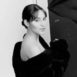 Almila Bağrıaçık Instagram - May I introduce u to Bella 🤗 

Ich hatte ewig nicht mehr so viel Spaß daran eine Rolle zu verkörpern 🤫 
Aber diese Frau ist der Wahnsinn, weshalb ich vom Waffentraining zur Maniküre - vom Personaltraining zum Friseur - vom Aerial Yoga Training zum Fotoshooting rannte. 
Ihr gerecht zu werden und dabei nicht zu verkrampfen ist eine Herausforderung. Ich bin so dankbar für meine Kolleginnen @rosalie_thomass und @marie_burchard die mich mit ihrer Art bereichern und jeden Tag zum Lachen bringen - cheesy but true 🤷🏻‍♀️🧿 

📸 @gerda_ziegler 

#bella #beautyqueen #jagdsaison #tobisfilmclub