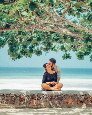 Almila Bağrıaçık Instagram - Ne zaman bir dilek ağacının altında oturduğunu bilemezsin. 
O yüzden hep dile 🌱💫🧿 

📷 by pure soul @dannydworks 🤍

#familyportrait #zanzibar #dilekağacı