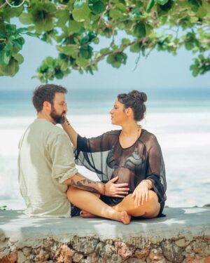 Almila Bağrıaçık Instagram - Ne zaman bir dilek ağacının altında oturduğunu bilemezsin. 
O yüzden hep dile 🌱💫🧿 

📷 by pure soul @dannydworks 🤍

#familyportrait #zanzibar #dilekağacı