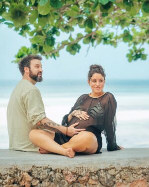 Almila Bağrıaçık Instagram - Ne zaman bir dilek ağacının altında oturduğunu bilemezsin. 
O yüzden hep dile 🌱💫🧿 

📷 by pure soul @dannydworks 🤍

#familyportrait #zanzibar #dilekağacı