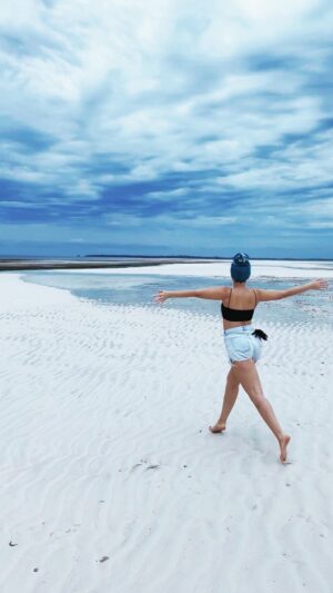 Almila Bağrıaçık Instagram - Thank You Zanzibar! For your breathtaking beauty, your pure souls and warm hugs! 

This experience was the best choice I’ve ever made!

Side by side with @vladimirkorneev_official 

#zanzibar #loveyou #lowtide #kizimkazi #vacations #almilabagriacik