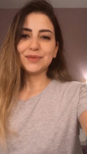 Alyaa Assaf Instagram - If you are suffering from hair loss , dandruff or you want to regrow your hair this is for you 🤍

All you need is : 
Peppermint oil   Any carrier oil of your choice. 

Massage your scalp with any carrier oil of your choice then add 6-7 drops of peppermint oil to your scalp ( massage well).

Apply it overnight before you wash your hair 2-3 times a week .
 
Note : peppermint oil is not to be used without any carrier oil because using it alone might (harm) your scalp 

Please : eat well , sleep well , drink water and take vitamins .

Reminder : you are beautiful in all your ways ❤️ 
Thank u @youssraelgamal 😘