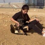 Alyaa Assaf Instagram – احب اعرفكم علي شكولاتة وبطاطا 🤍 الذ كلبين شوفتهم في حياتي واليوم اللي مش بروح عشان احطلهم اكل بحس ان اليوم فيه حاجة ناقصة وبيوحشوني 🤷🏼‍♀️🥹وشكولاتة هانم اللي نايمة في حضني دي زمان ماكنتش بتقربلي وكانت بتخاف مني وتستخبي اول ماروح دلوقتي بقيت قمة المياصة😂 بطاطا بقي بيغير من اخته وبقي بيعض ايدي لما العب معاها 😁