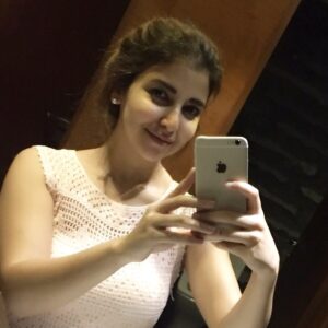Alyaa Assaf Instagram - Successful people always have two things on their lips : silence & smile ☺️ #throwback #selfie #mirror #smile #positivevibes #humanbeing #moment #naturalmakeup #mystyle #actress #women