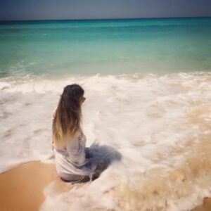 Alyaa Assaf Instagram - Can i live here forever ?!🧜🏻‍♀️🌊🌞👙 #haircolor #hairstyles  #girls #haircut #pamperyourself #sea #sun #vacation #sahel #beach #summervibes #summer #mood #tanned #positivevibes