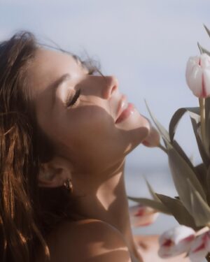 Alyssa Snider Instagram - I exist in two places
here and wherever you are 🌷