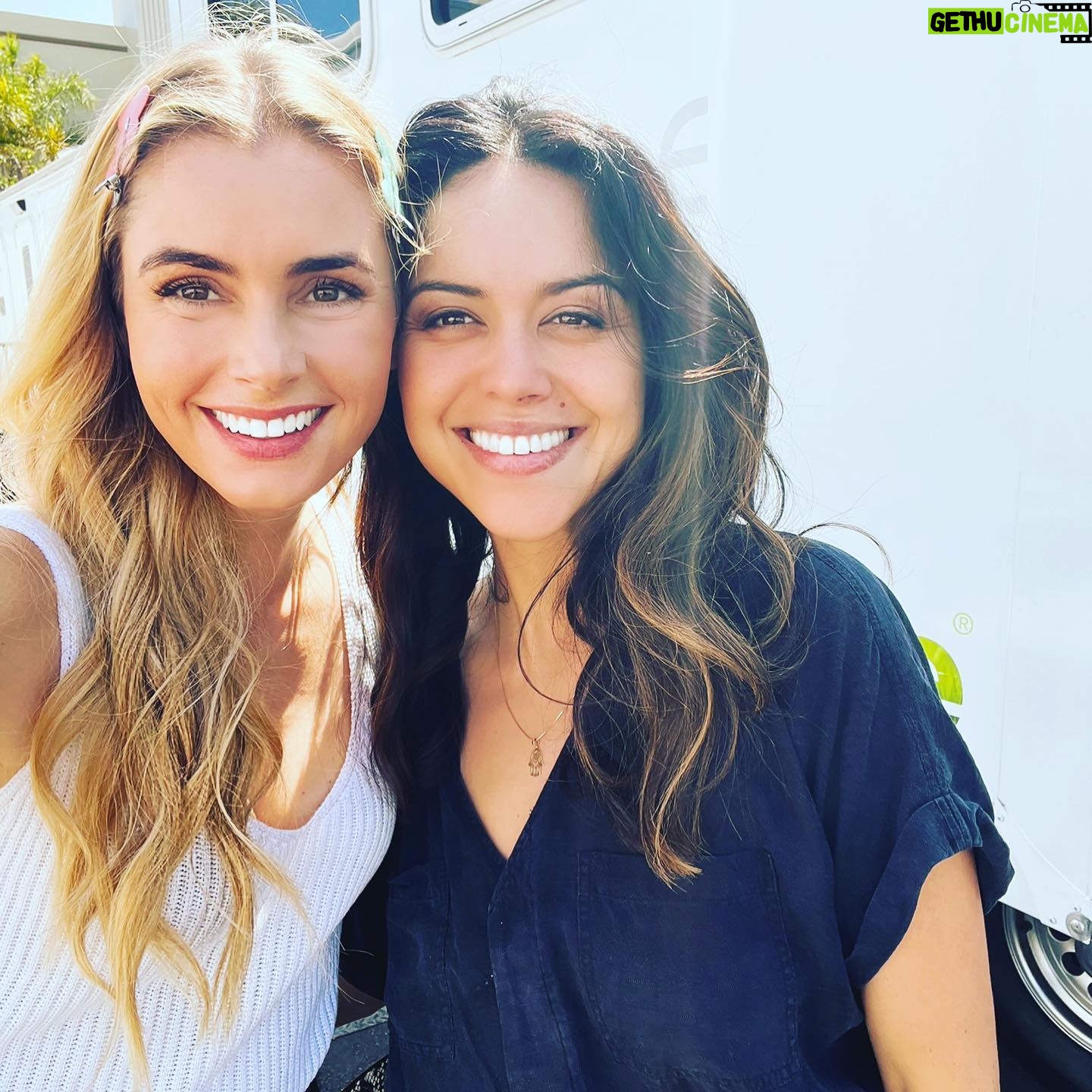 Alyssa Diaz Instagram - Ran into the beautiful and talented @briannabrownkeen @therookieabc #bts So happy to see an old friend on set. It’s always a treat.