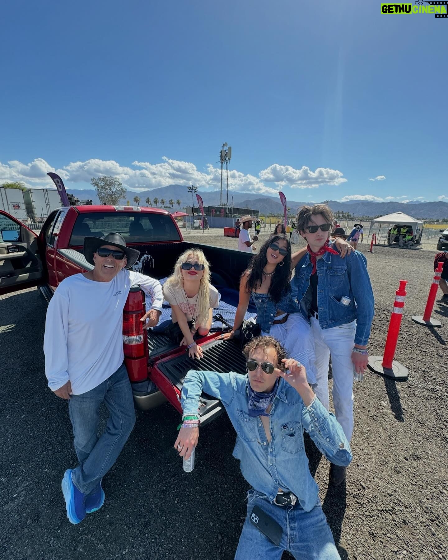 Alyvia Alyn Lind Instagram - saw willie nelson and the beach boys live, and ate way too much popcorn. successful first @stagecoach !!! @cookiepop_candypop