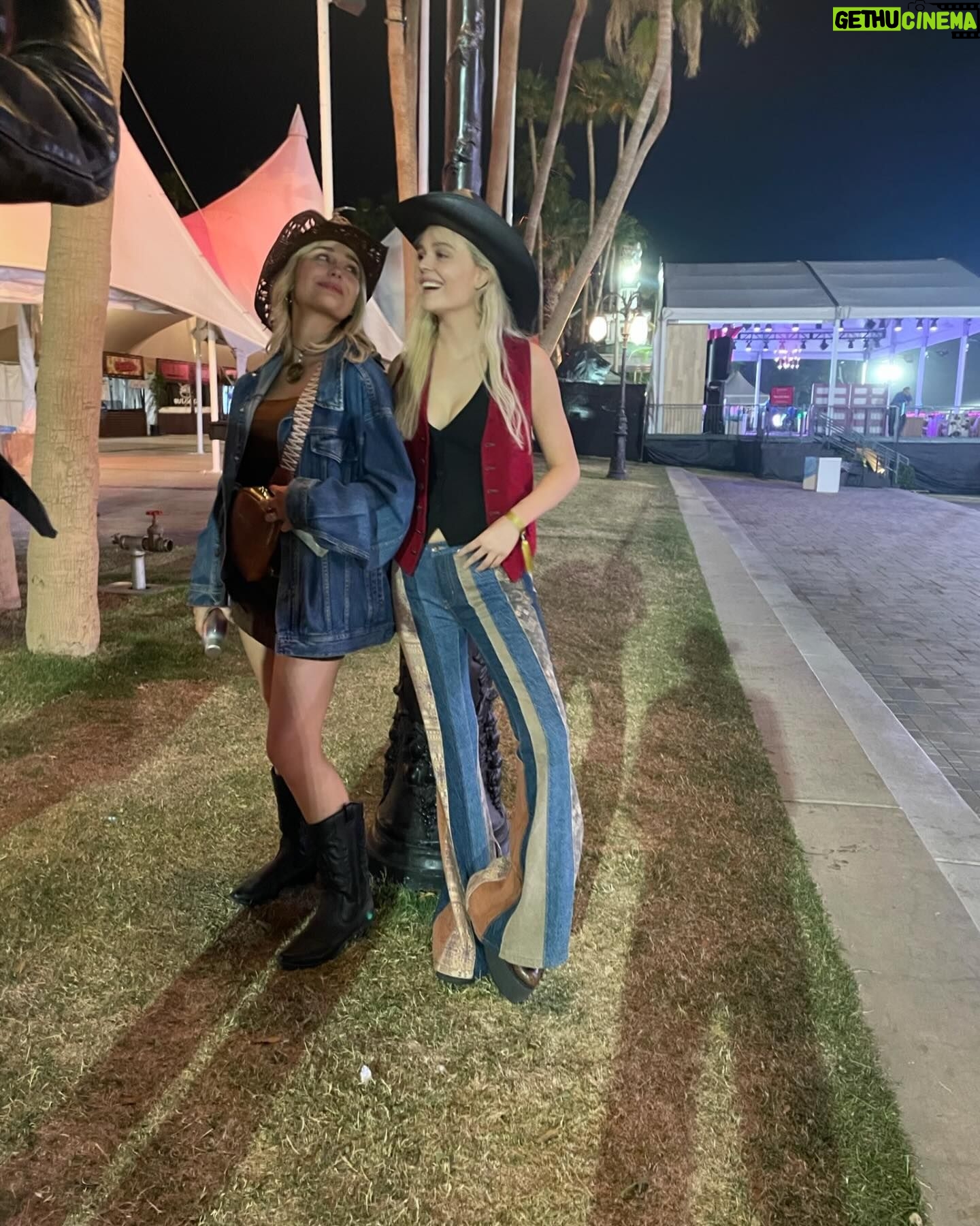 Alyvia Alyn Lind Instagram - saw willie nelson and the beach boys live, and ate way too much popcorn. successful first @stagecoach !!! @cookiepop_candypop