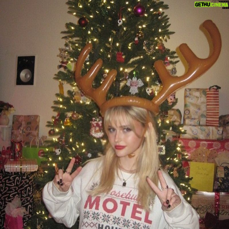 Alyvia Alyn Lind - 52.6K Likes - tis the season !