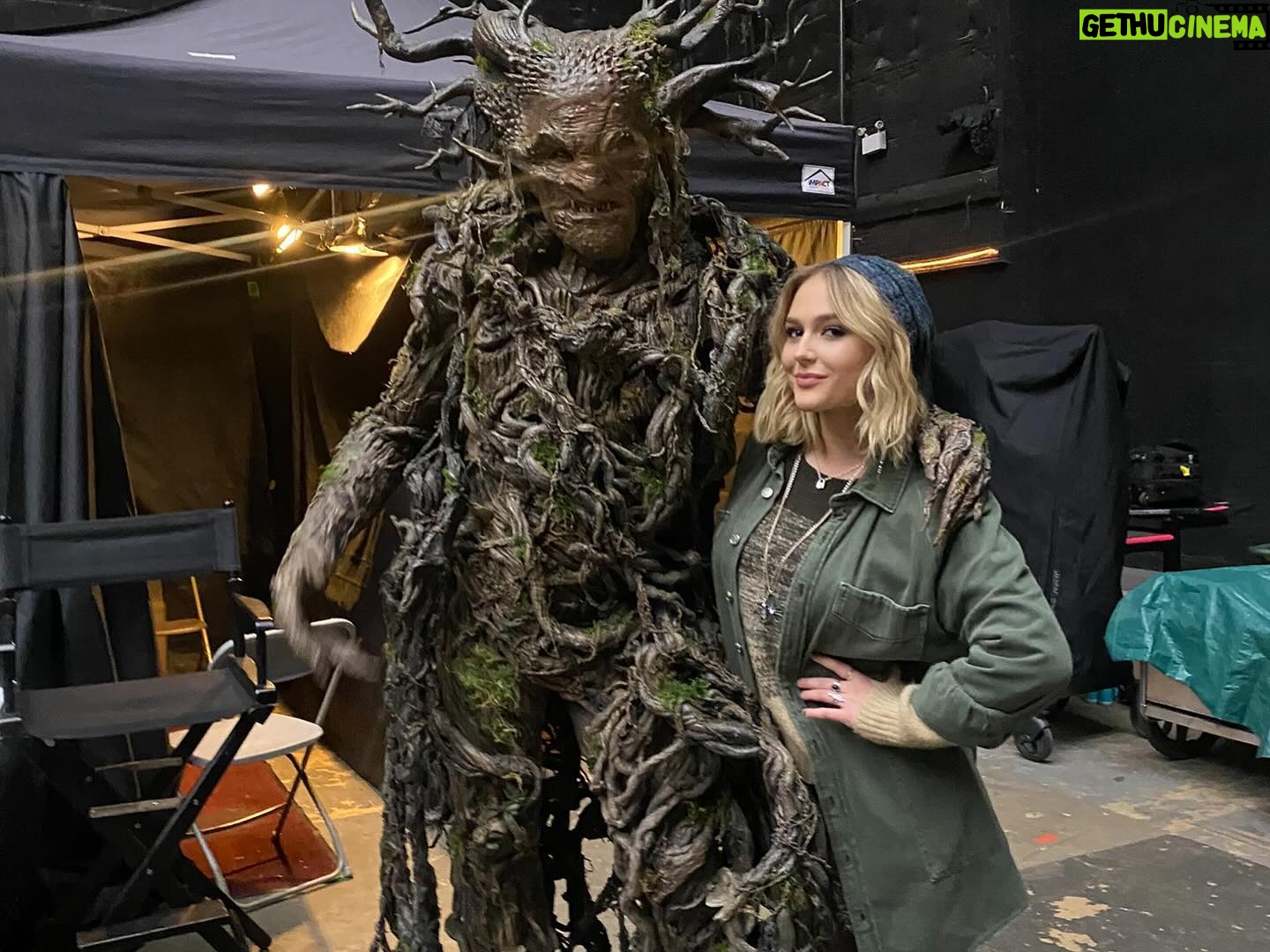 Alyvia Alyn Lind - 35.9K Likes - spiderwick is now streaming on @therokuchannel ❕❕❕ go watch to see me crawlin on walls, eating bloody eggs and bein a little weirdo!