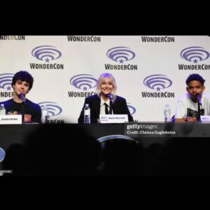 Alyvia Alyn Lind Instagram - @wondercon day 2 with my chucky fam 🔪🩸
