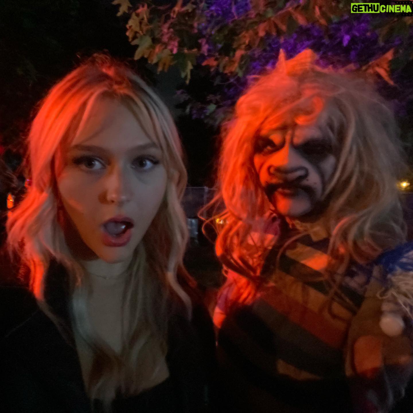 Alyvia Alyn Lind Instagram - let spooky season begin... @lahauntedhayride